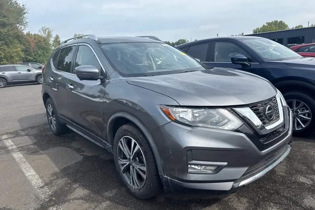 2019 Nissan Rogue SV photo 1
