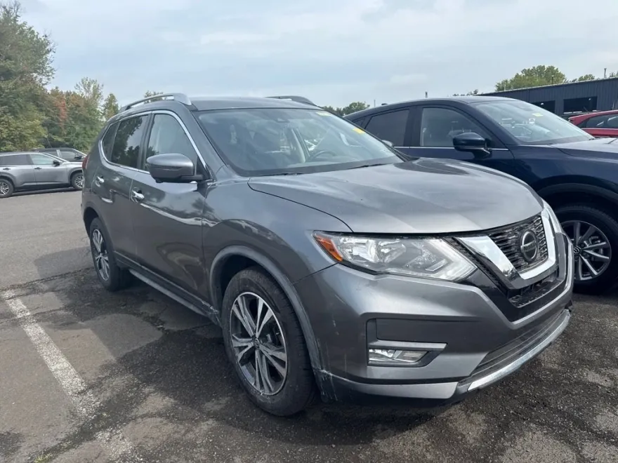 2019 Nissan Rogue SV photo 1