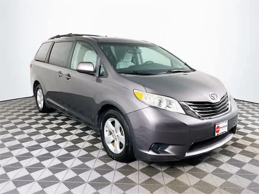 2015 Toyota Sienna LE photo 1
