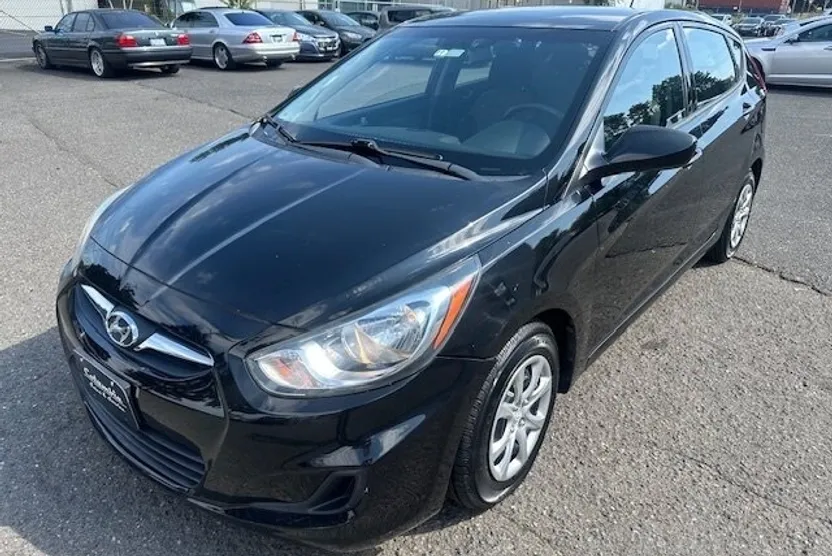 2012 Hyundai Accent GS photo 1