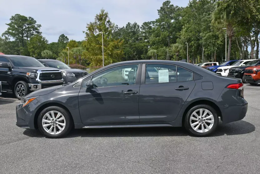 2024 Toyota Corolla LE photo 1