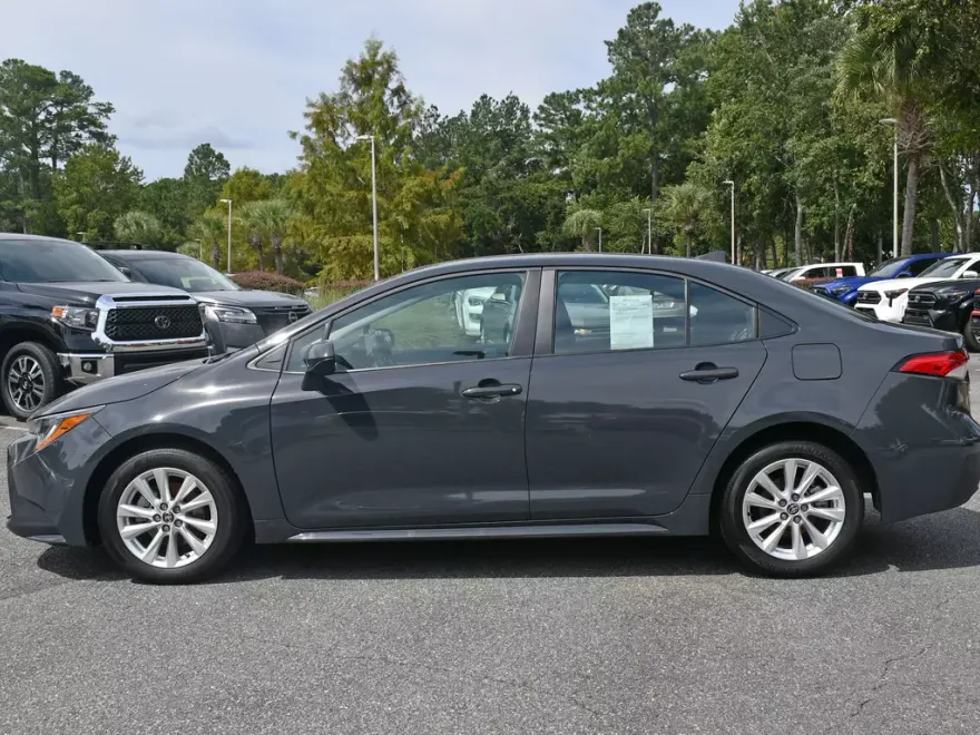 2024 Toyota Corolla LE photo 1