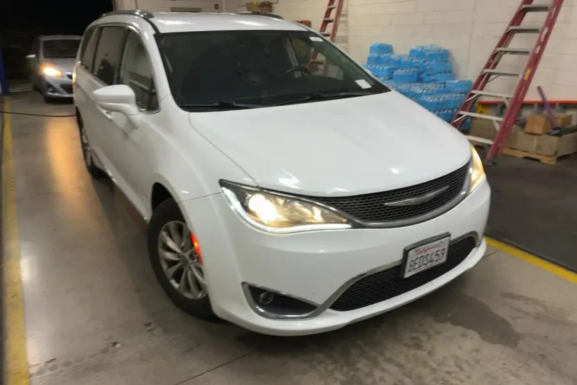 2018 Chrysler Pacifica Touring L photo 1