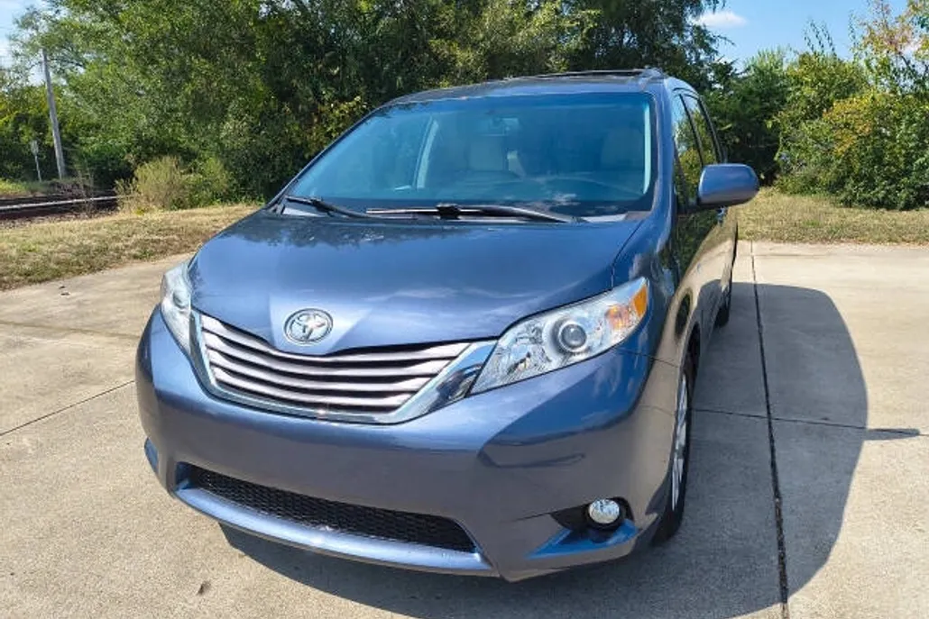 2017 Toyota Sienna XLE Premium photo 1