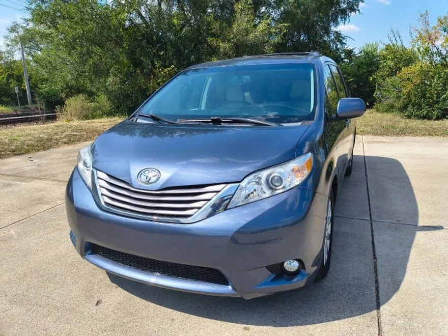 2017 Toyota Sienna XLE Premium photo 1