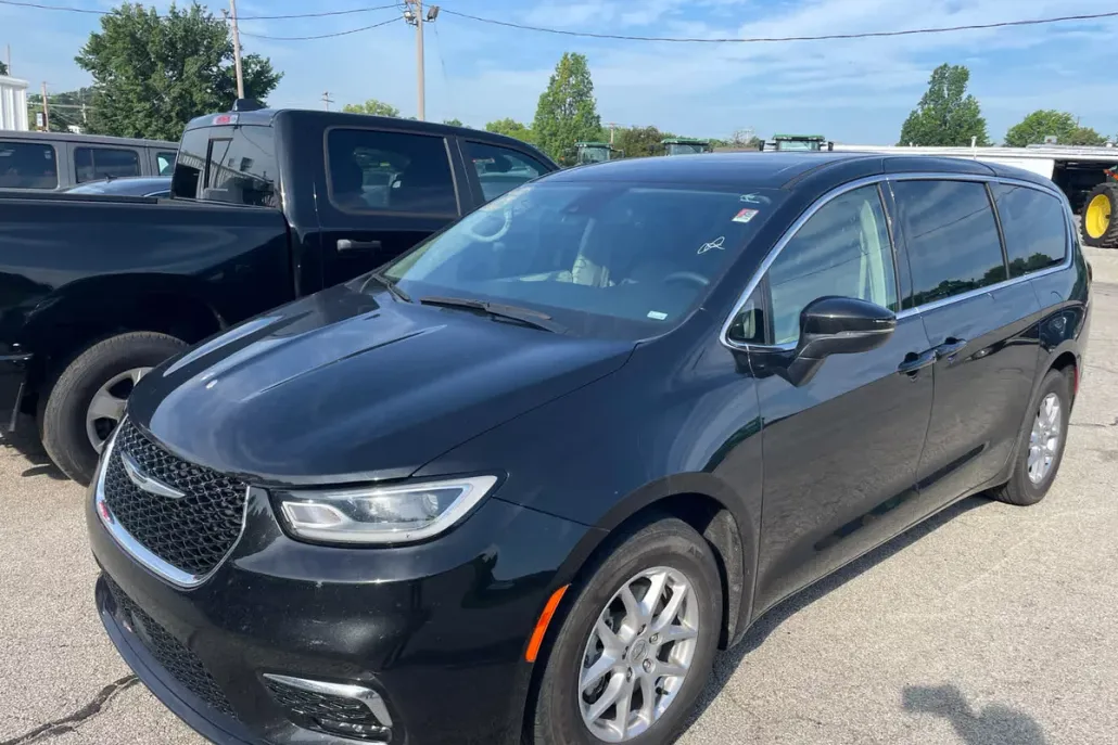 2023 Chrysler Pacifica Touring L photo 1