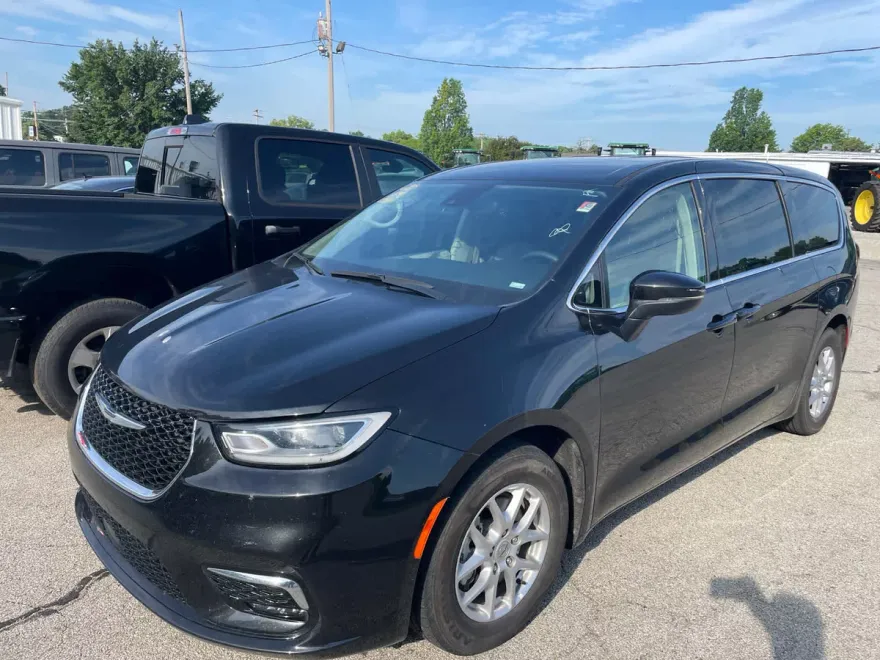 2023 Chrysler Pacifica Touring L photo 1