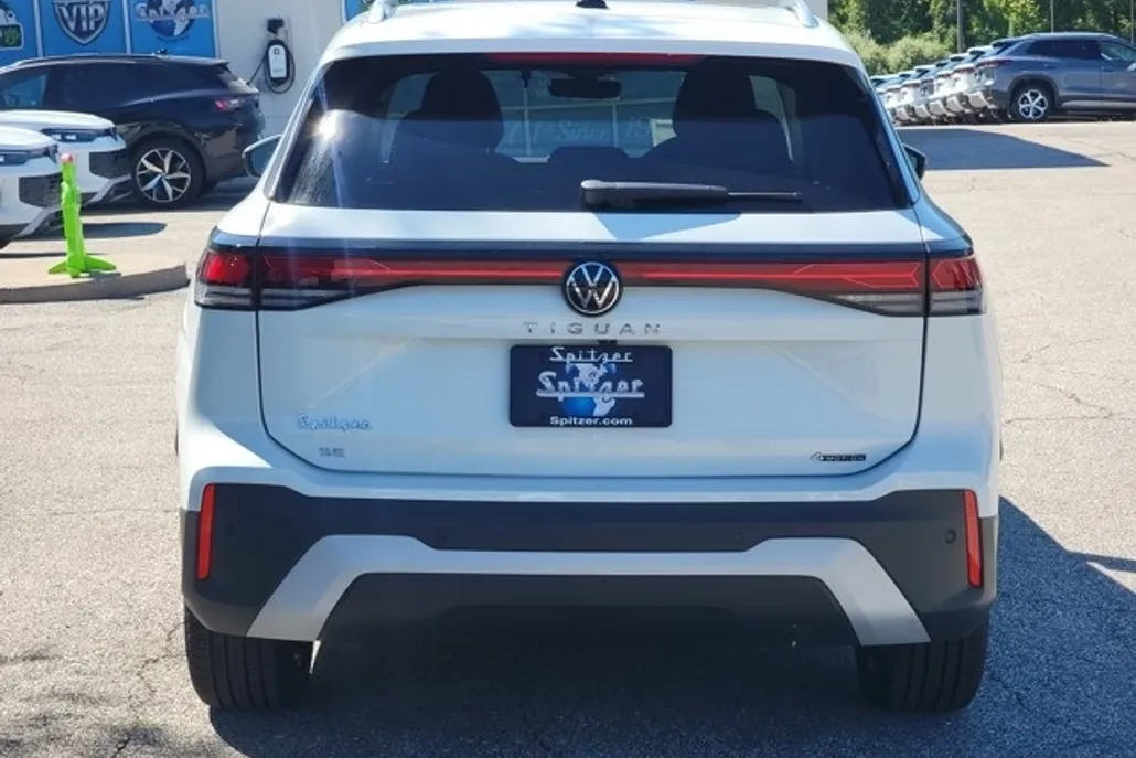 2025 Volkswagen Tiguan SE photo 1
