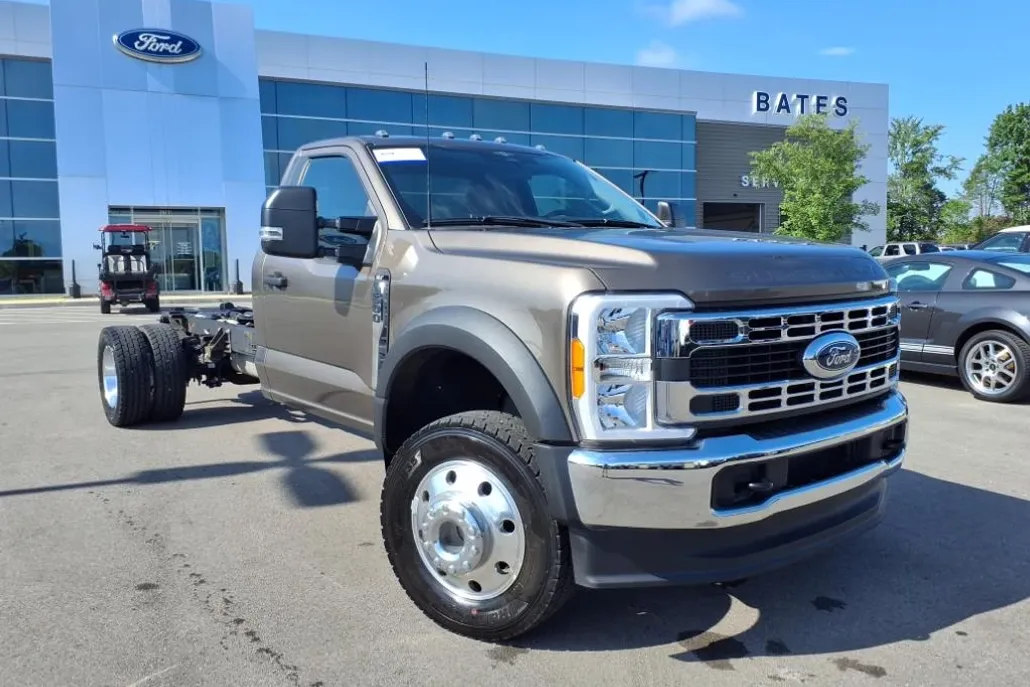 2023 Ford F-600 photo 1