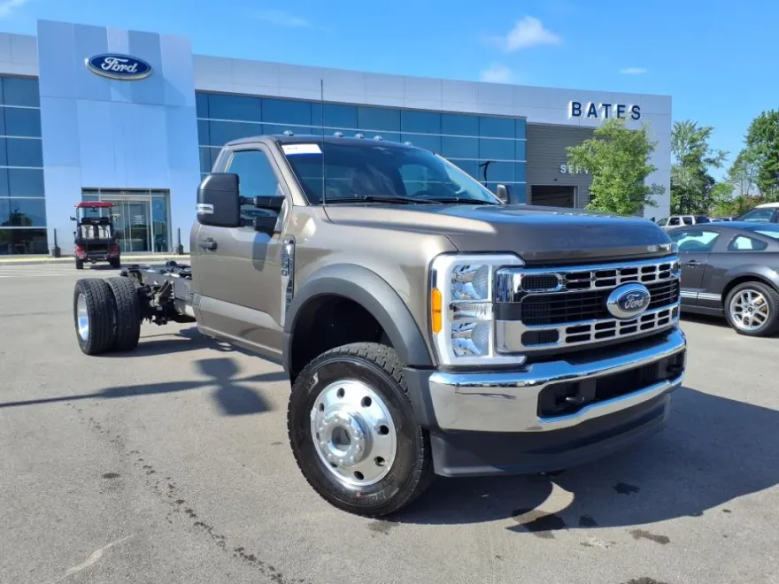 2023 Ford F-600 photo 1