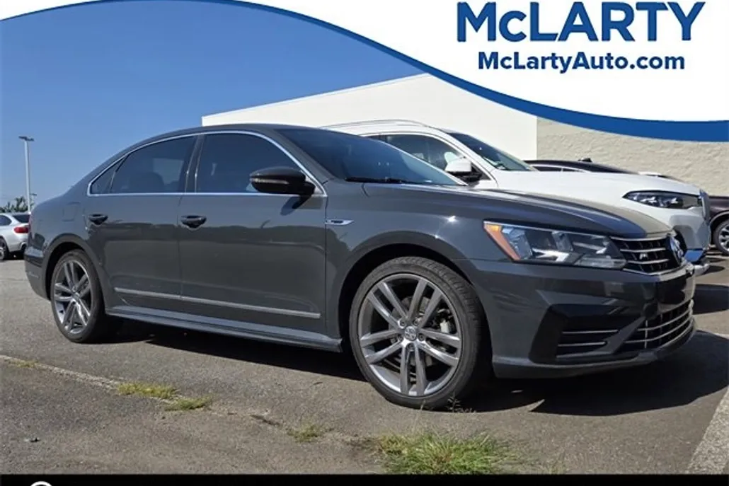 2016 Volkswagen Passat R-Line photo 1