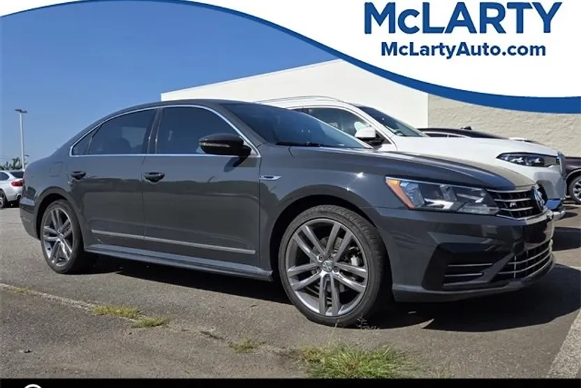 2016 Volkswagen Passat R-Line photo 1