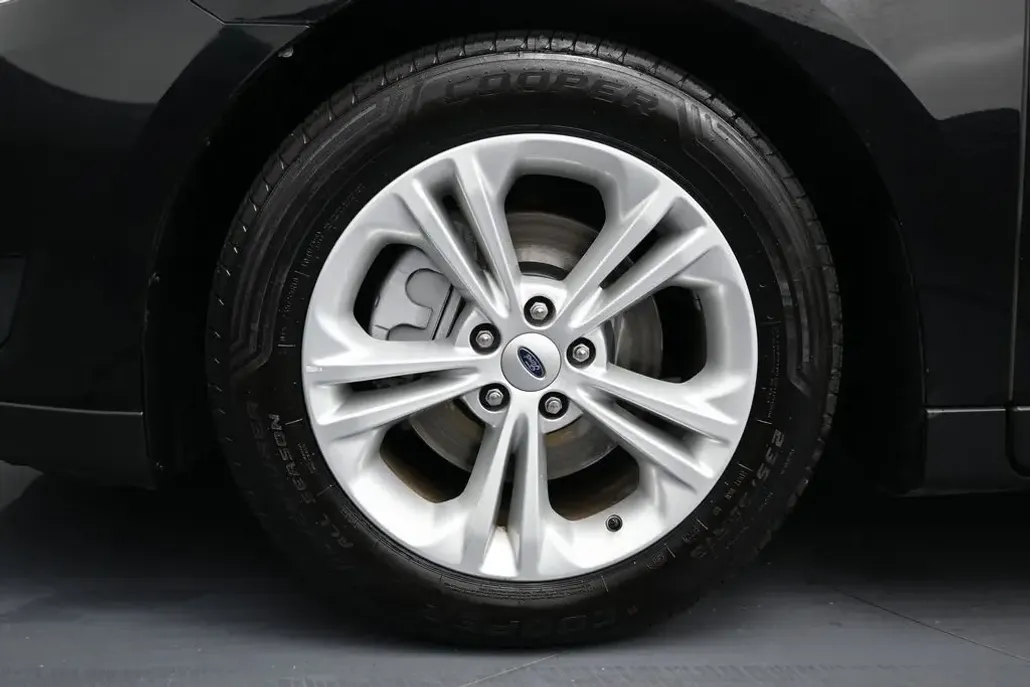 2016 Ford Taurus SE photo 1