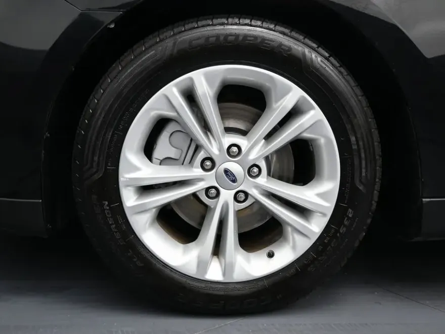 2016 Ford Taurus SE photo 1