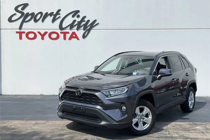 2021 Toyota RAV4 XLE photo 1