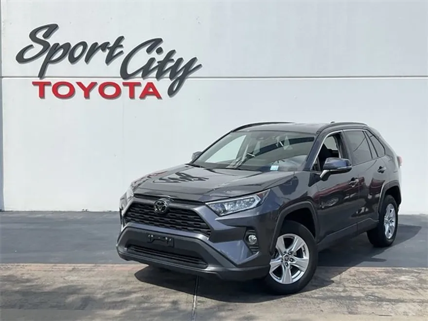 2021 Toyota RAV4 XLE photo 1