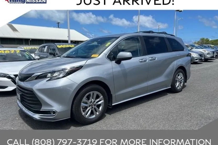 2023 Toyota Sienna XLE photo 1
