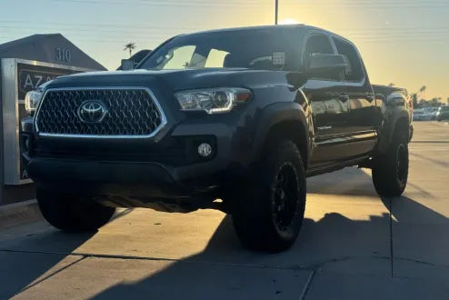 2018 Toyota Tacoma Double Cab TRD Off-Road photo 2