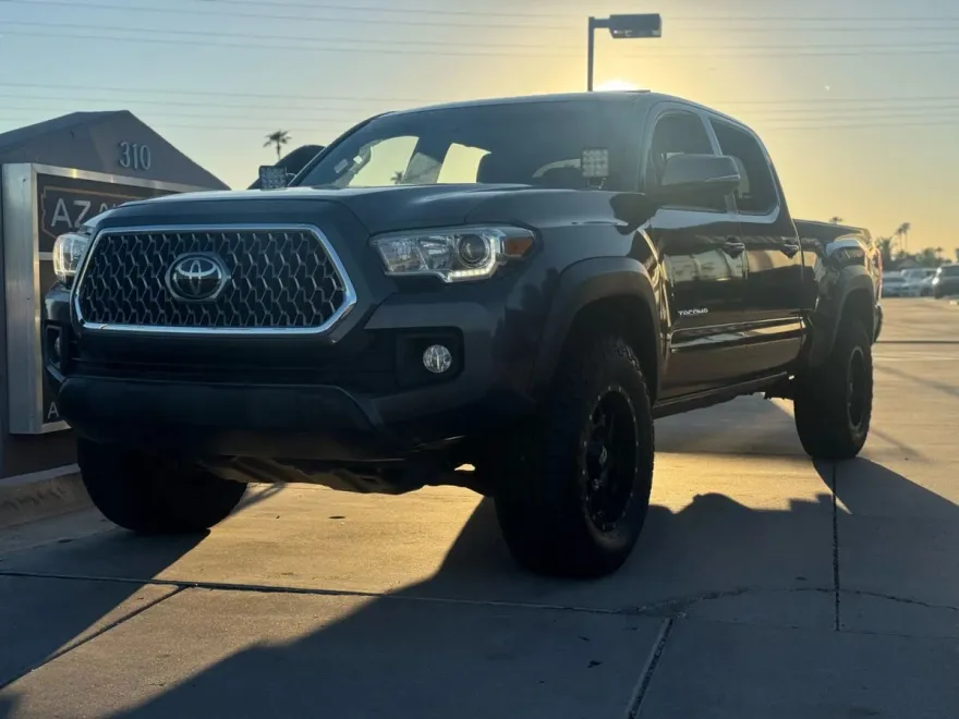 2018 Toyota Tacoma Double Cab TRD Off-Road photo 2