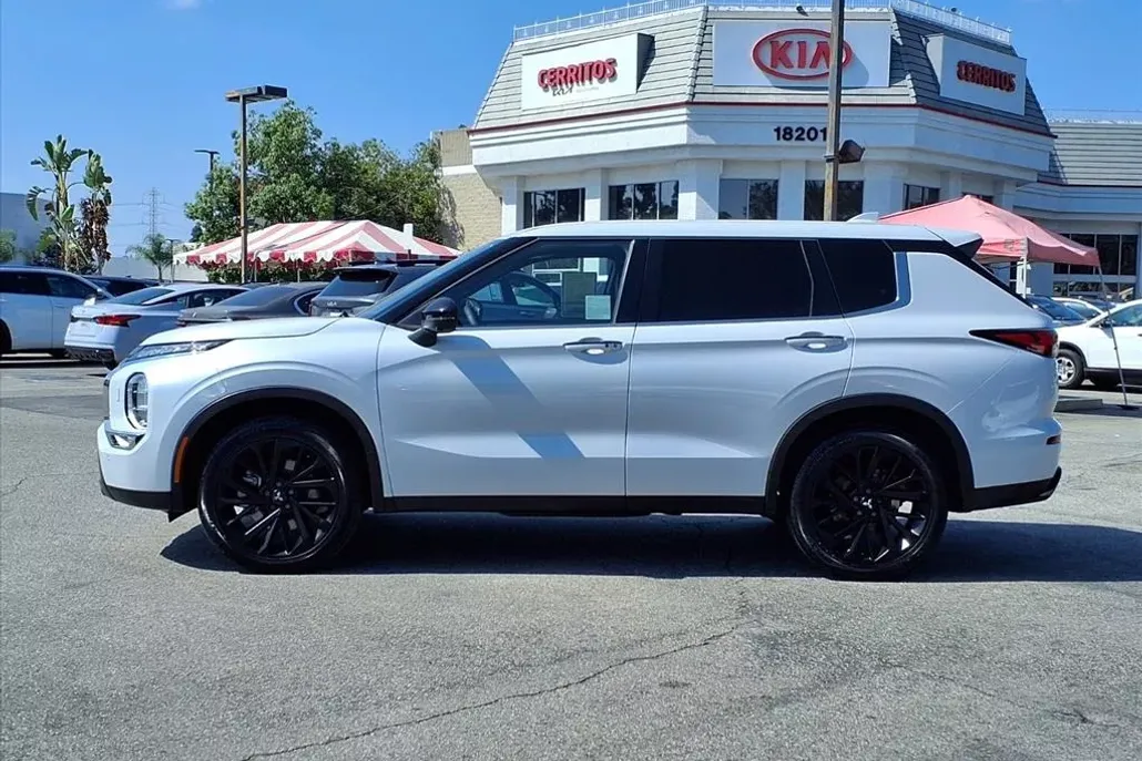 2023 Mitsubishi Outlander SE Black Edition photo 1