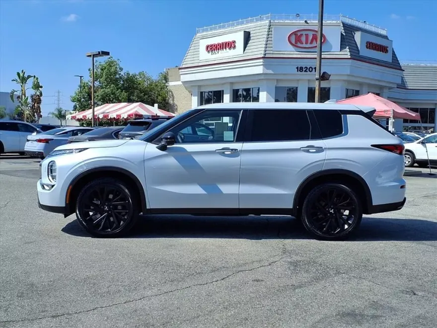 2023 Mitsubishi Outlander SE Black Edition photo 1
