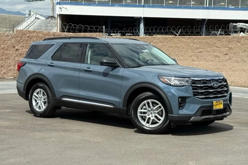 2025 Ford Explorer photo 1
