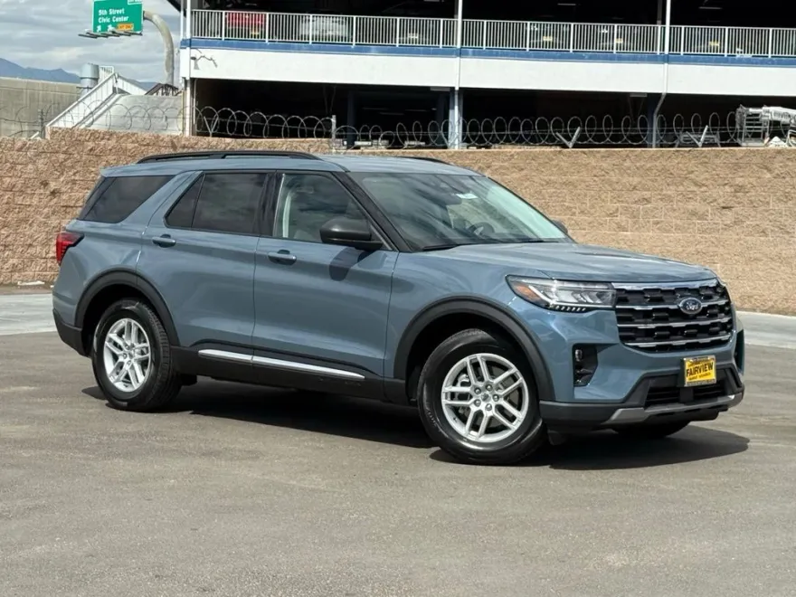 2025 Ford Explorer photo 1