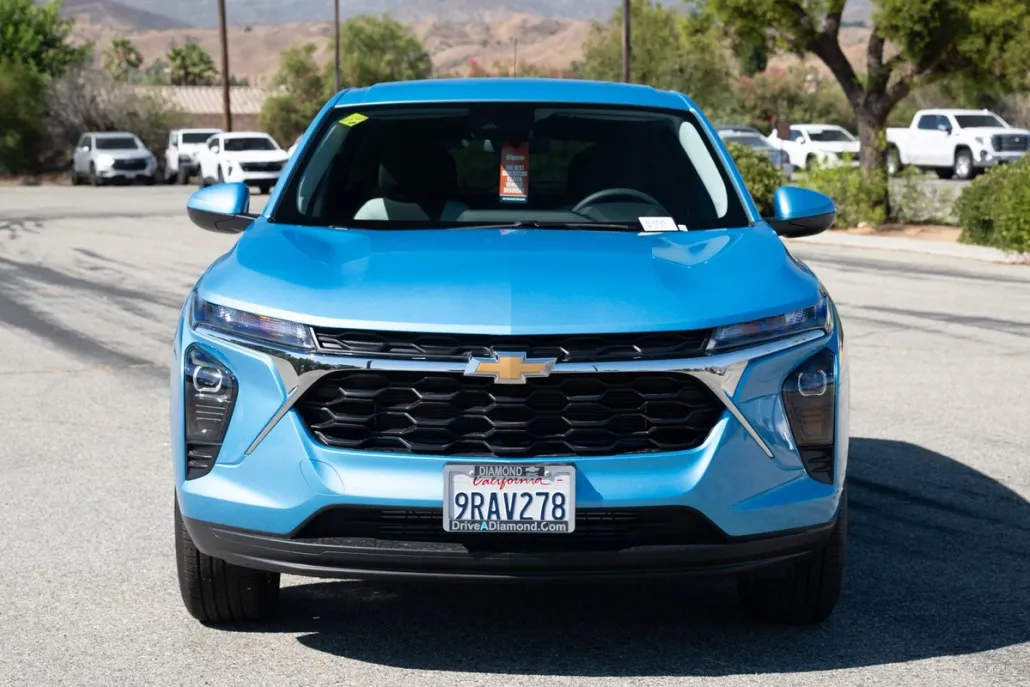 2025 Chevrolet Trax LS photo 1