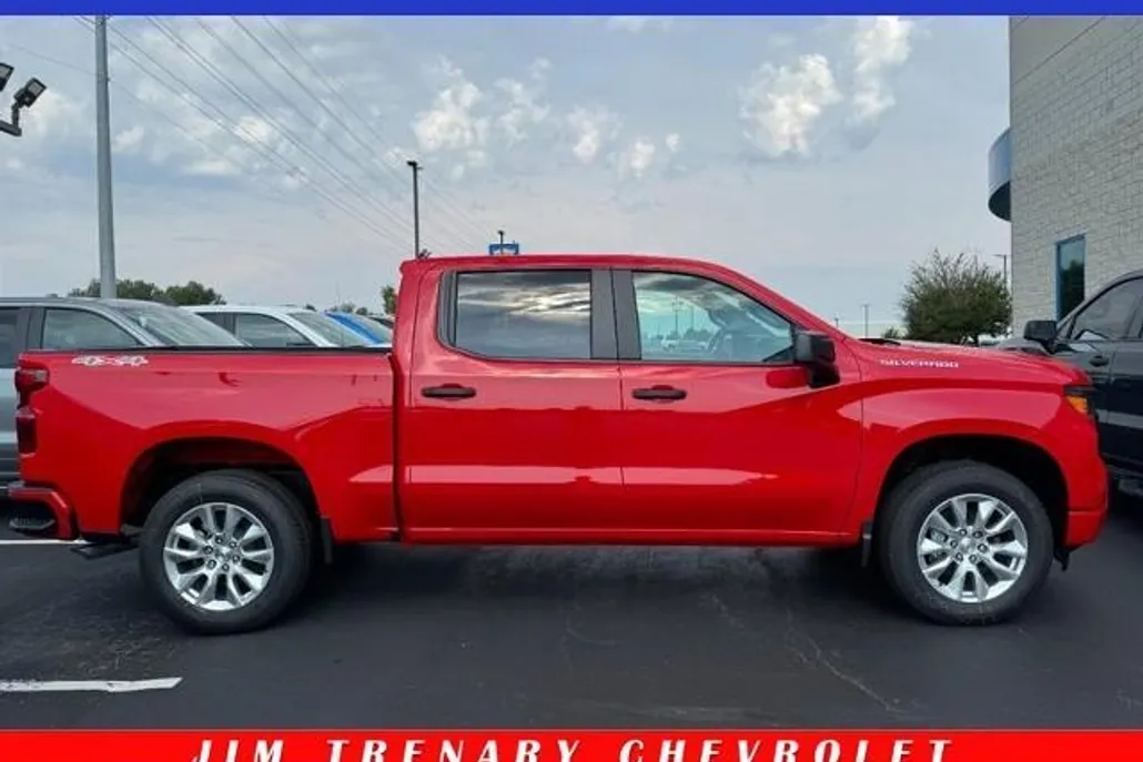 2025 Chevrolet Silverado 1500 Custom photo 1