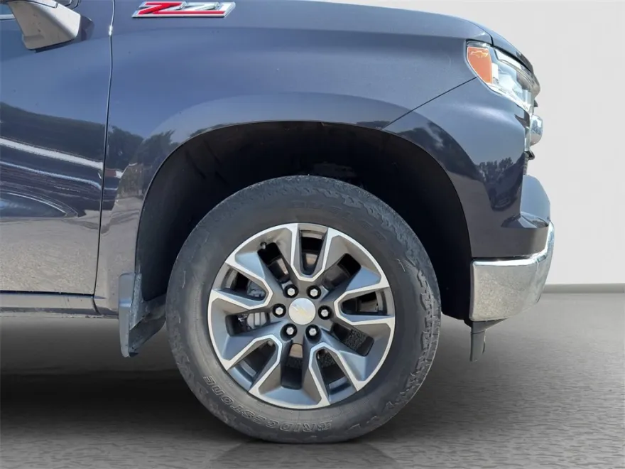 2022 Chevrolet Silverado LT photo 1