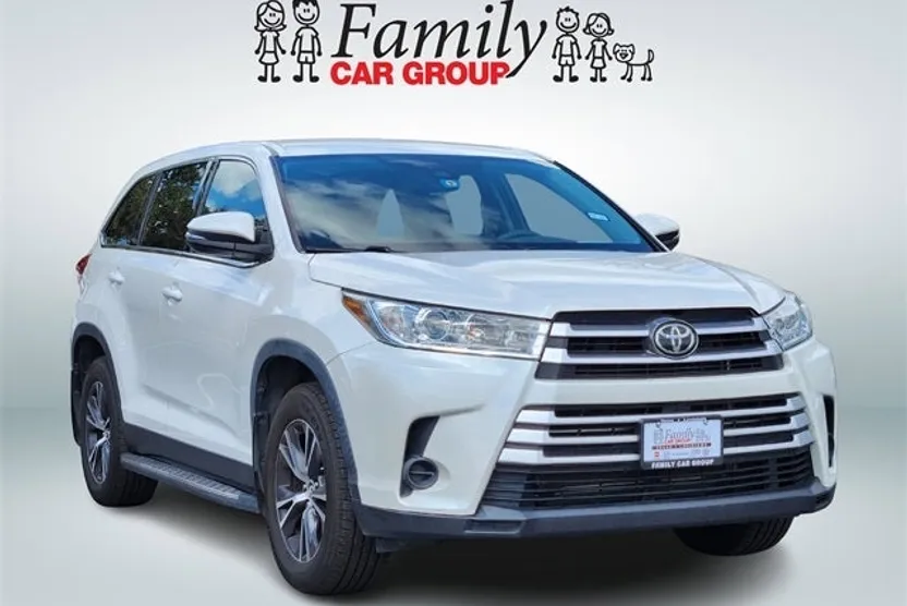 2019 Toyota Highlander LE photo 1