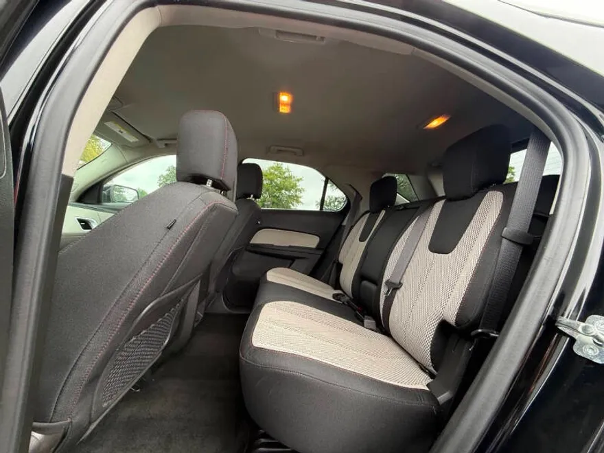 2017 Chevrolet Equinox LT photo 1