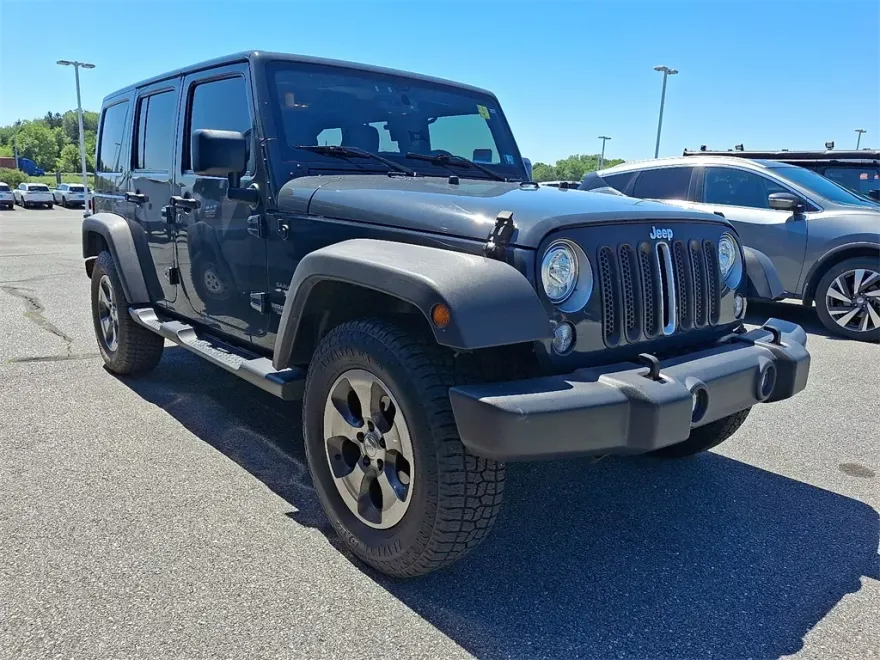 2017 Jeep Wrangler Unlimited Sahara photo 1