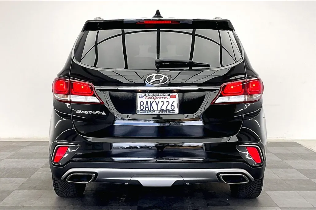 2017 Hyundai Santa Fe SE photo 1