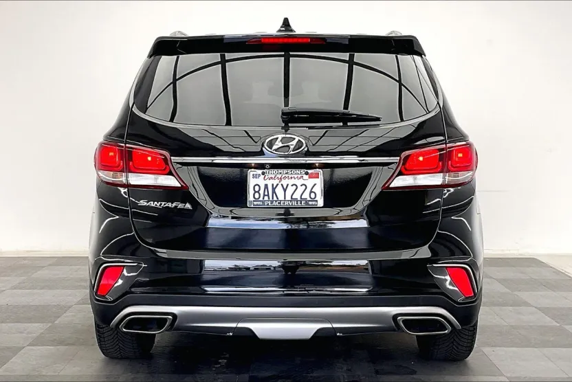 2017 Hyundai Santa Fe SE photo 1