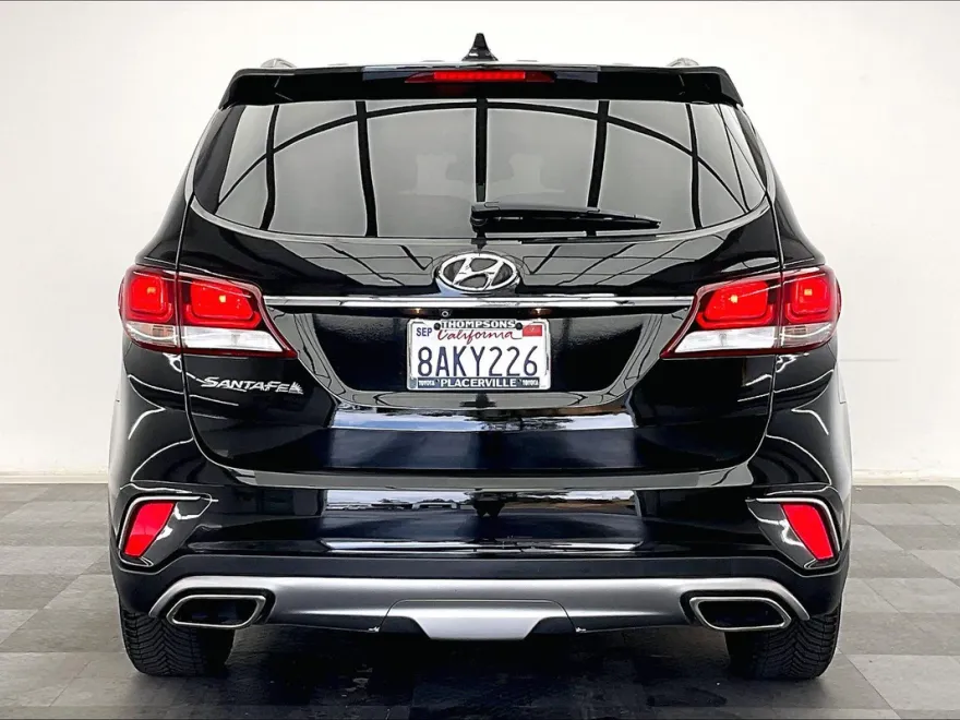 2017 Hyundai Santa Fe SE photo 1