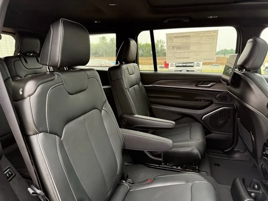 2025 Jeep Grand Cherokee Overland photo 20