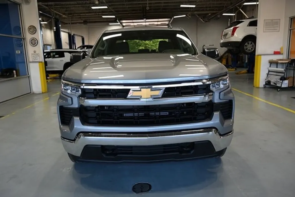 2026 Chevrolet Silverado photo 1