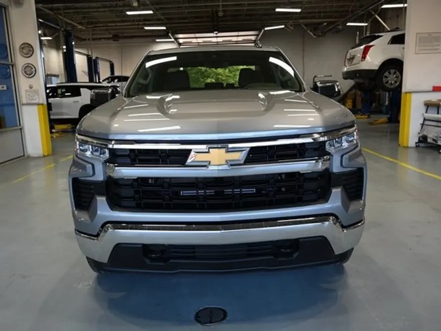 2026 Chevrolet Silverado photo 1