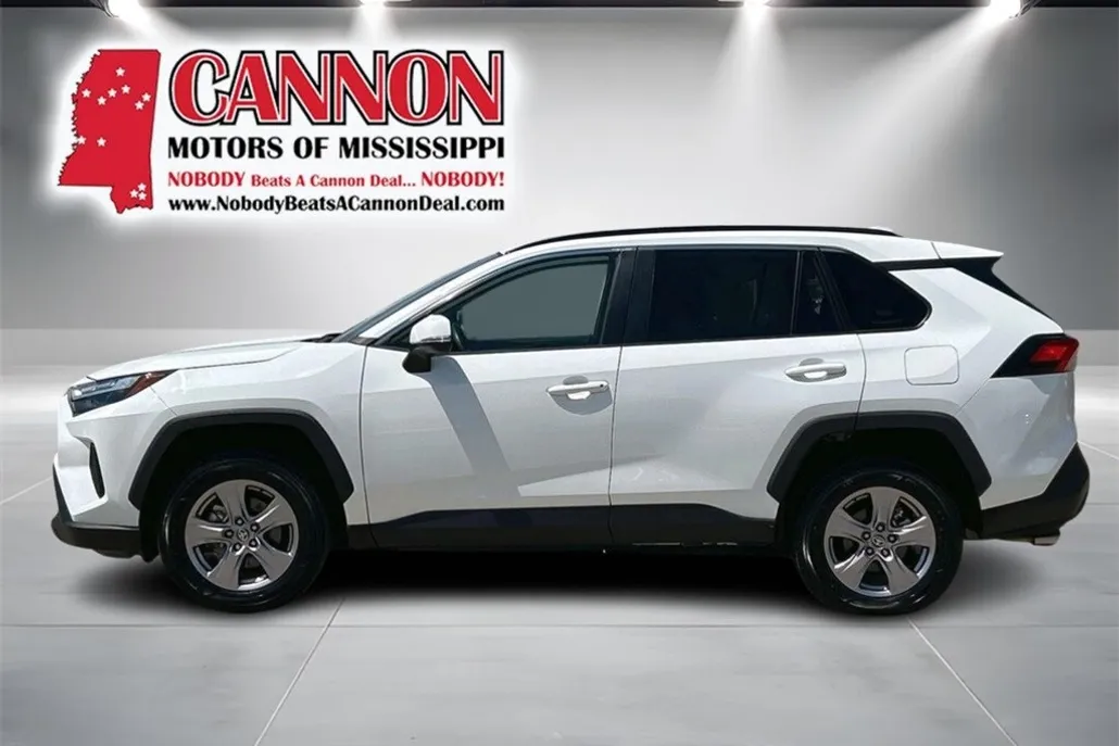 2023 Toyota RAV4 XLE photo 1