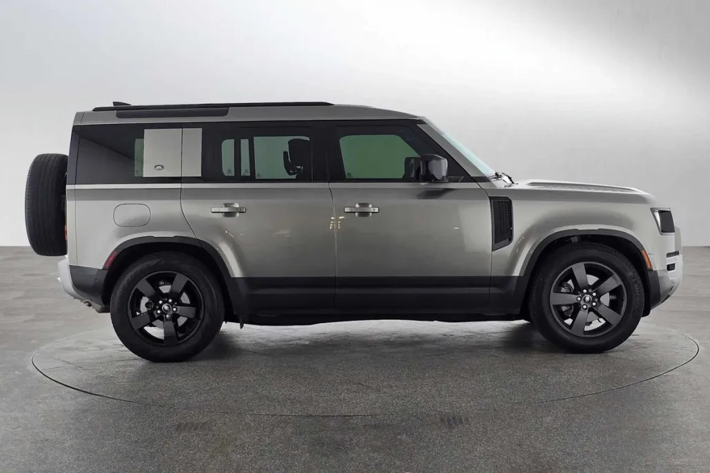 2023 Land Rover Defender S photo 1