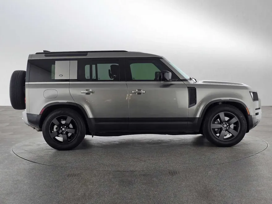 2023 Land Rover Defender S photo 1