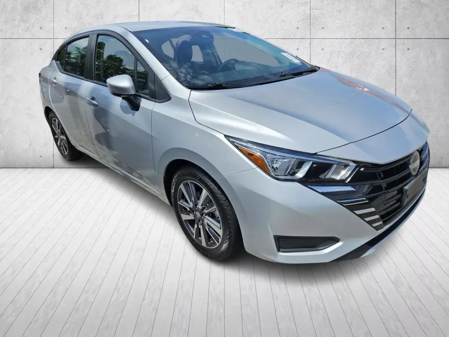 2023 Nissan Versa 1.6 SV photo 1