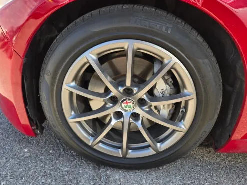 2019 Alfa Romeo Giulia photo 4