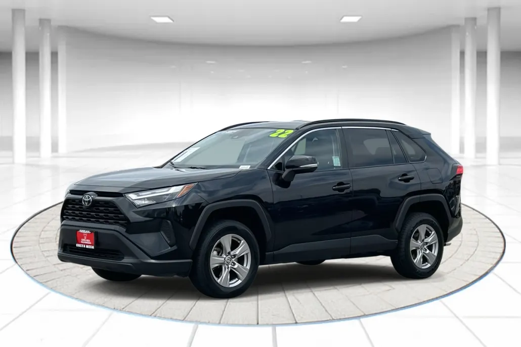 2022 Toyota RAV4 XLE photo 1