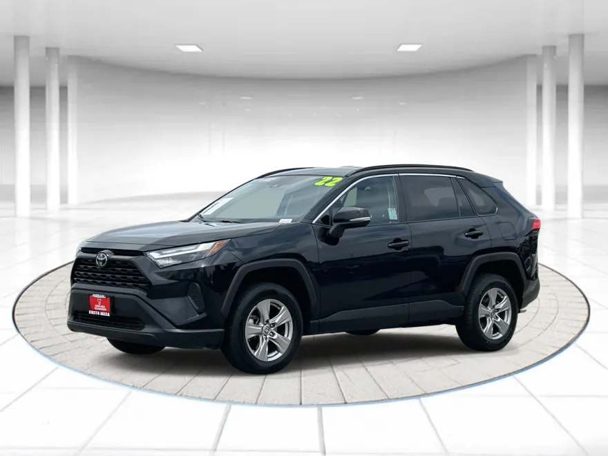 2022 Toyota RAV4 XLE photo 1