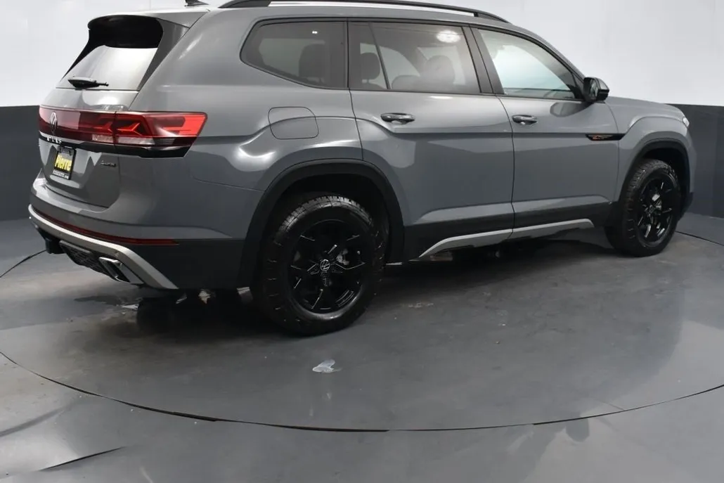 2024 Volkswagen Atlas Peak Edition SEL photo 1