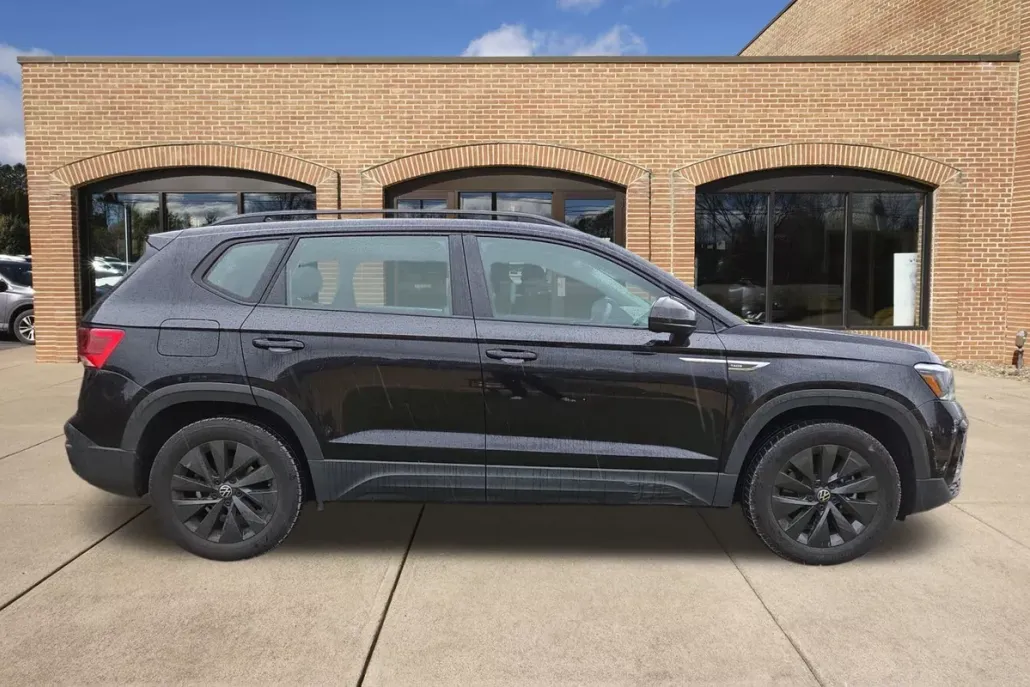 2022 Volkswagen Taos S photo 1