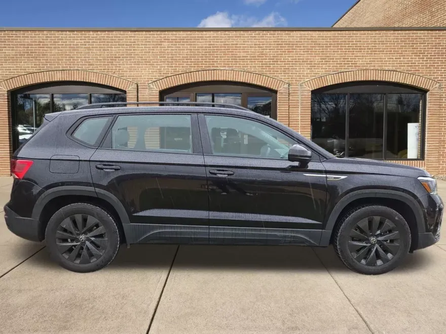 2022 Volkswagen Taos S photo 1