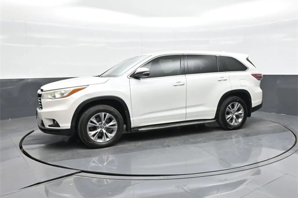 2016 Toyota Highlander LE photo 1